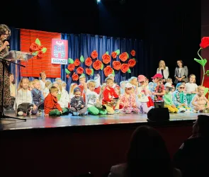 Przedszkolaki z „Dwójki” podbiły sieradzki teatr! Wyjątkowy spektakl na 890-lecie miasta