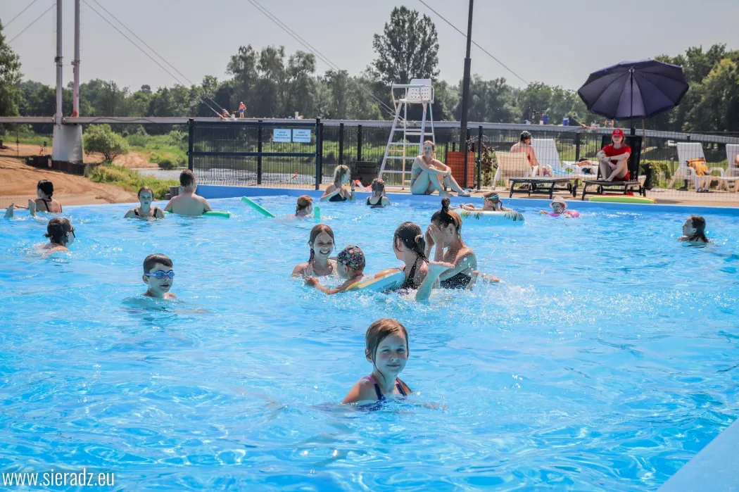 Wakacje 2024. Na sieradzkiej plaży i basenach 